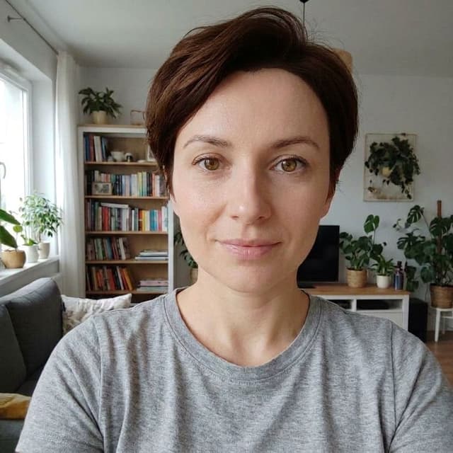 Wizualizacja fryzury Pixie wygenerowana przez AI na zdjęciu klientki