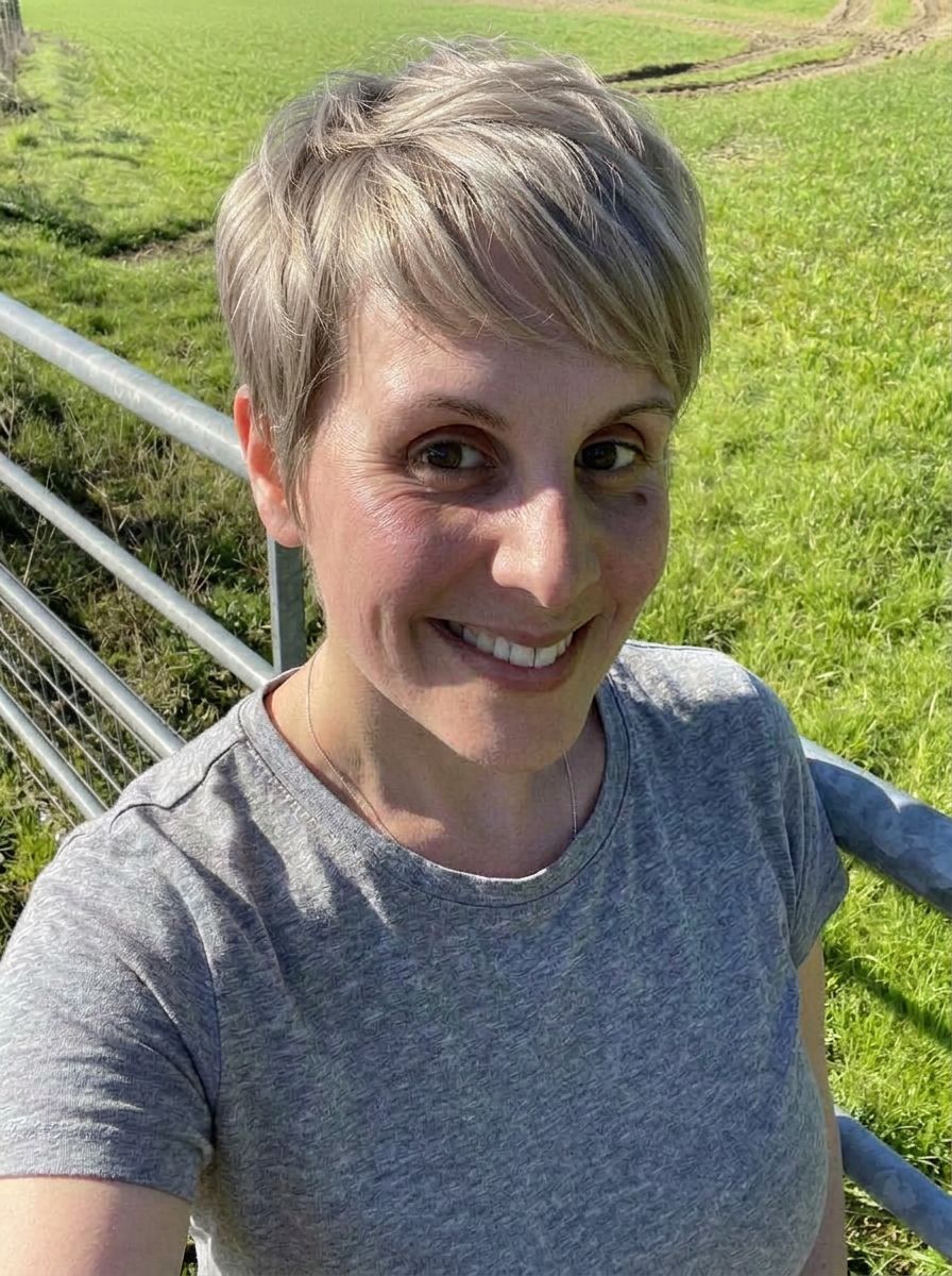 Wizualizacja fryzury Pixie wygenerowana przez AI na zdjęciu klientki